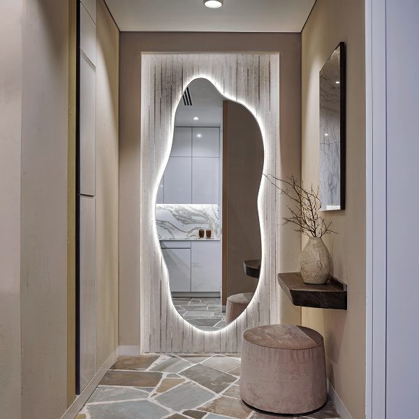 Nietypowe lustro z podświetleniem LED 35x80 cm