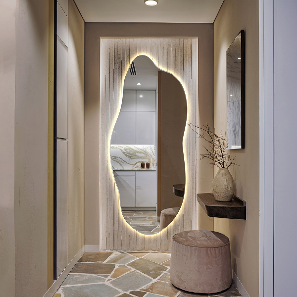 Nietypowe lustro z podświetleniem LED 35x80 cm