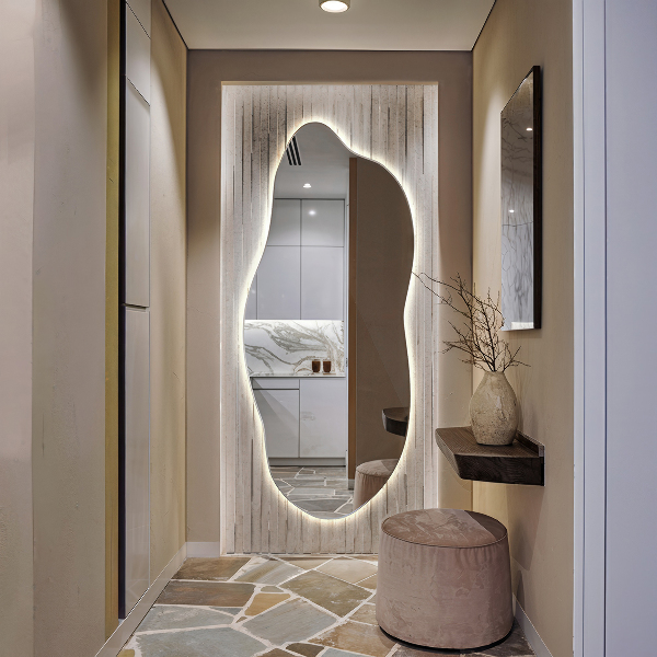 Nietypowe lustro z podświetleniem LED 45x100 cm