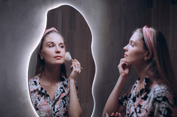 Nieregularne lustro podświetlane ścienne 45x90 cm