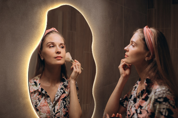 Nietypowe lustro z podświetleniem dekoracyjne 50x100 cm