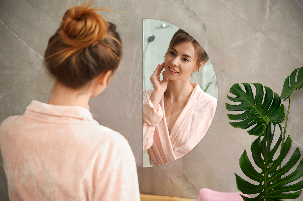 Minimalistyczne lustro półokrągłe bez ramki 25x50 cm