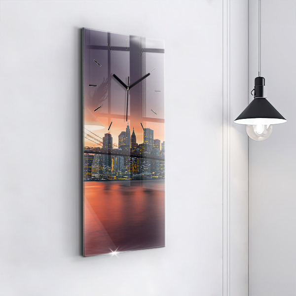 Zegar szklany pionowy Nowym Jorku East River