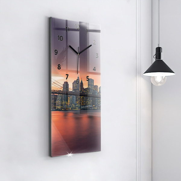 Zegar szklany pionowy Nowym Jorku East River