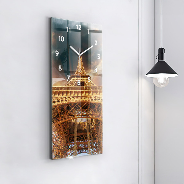 Zegar szklany pionowy Wieża Eiffla na tle chmur