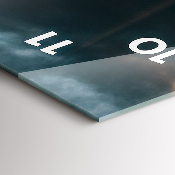 Zegar szklany pionowy Wieża Eiffla na tle chmur