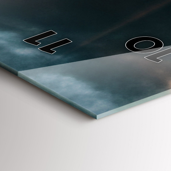 Zegar szklany pionowy Wieża Eiffla na tle chmur