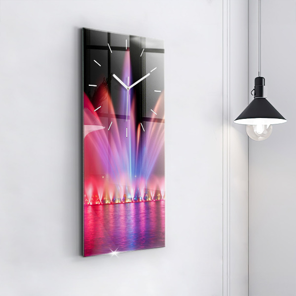 Zegar szklany pionowy Wrocławska fontanna nocą