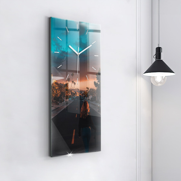 Zegar ścienny pionowy Kobieta na drodze