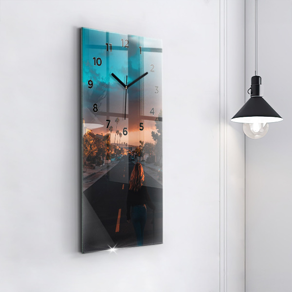 Zegar ścienny pionowy Kobieta na drodze