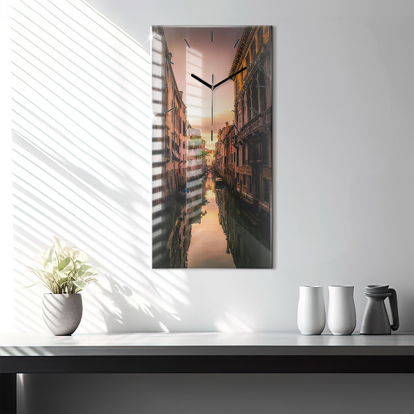 Zegar ścienny pionowy Widok na kanał w mieście