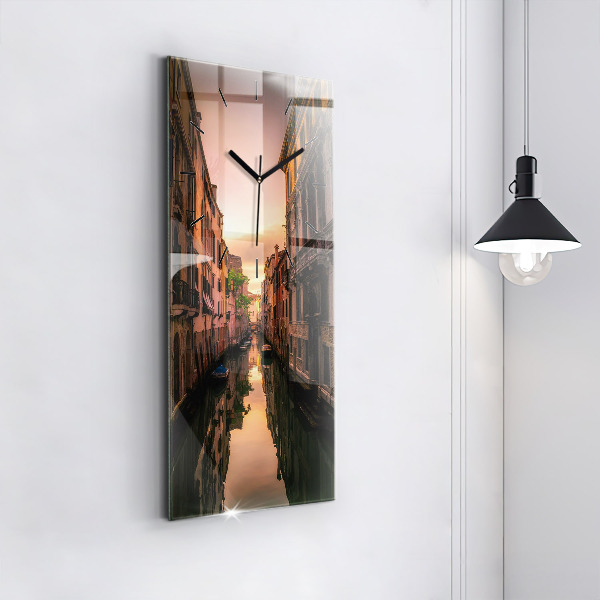 Zegar ścienny pionowy Widok na kanał w mieście