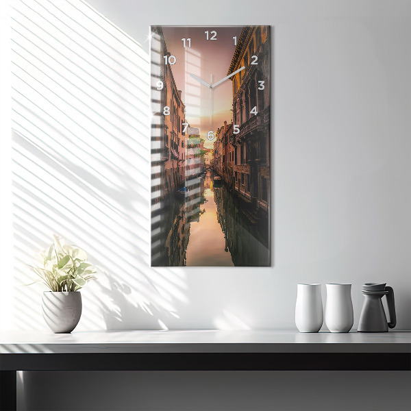 Zegar ścienny pionowy Widok na kanał w mieście