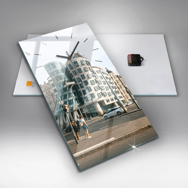 Zegar ścienny pionowy Tańczący dom Praga