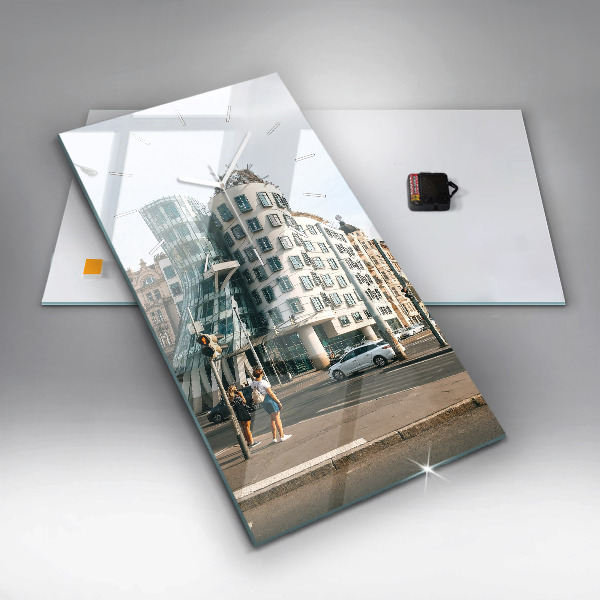 Zegar ścienny pionowy Tańczący dom Praga