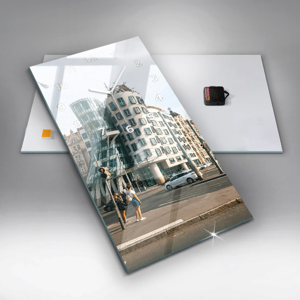 Zegar ścienny pionowy Tańczący dom Praga