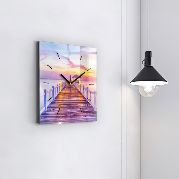 Kwadratowy zegar Most w porcie wieczorem