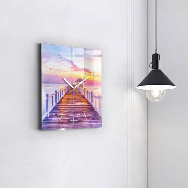 Kwadratowy zegar Most w porcie wieczorem