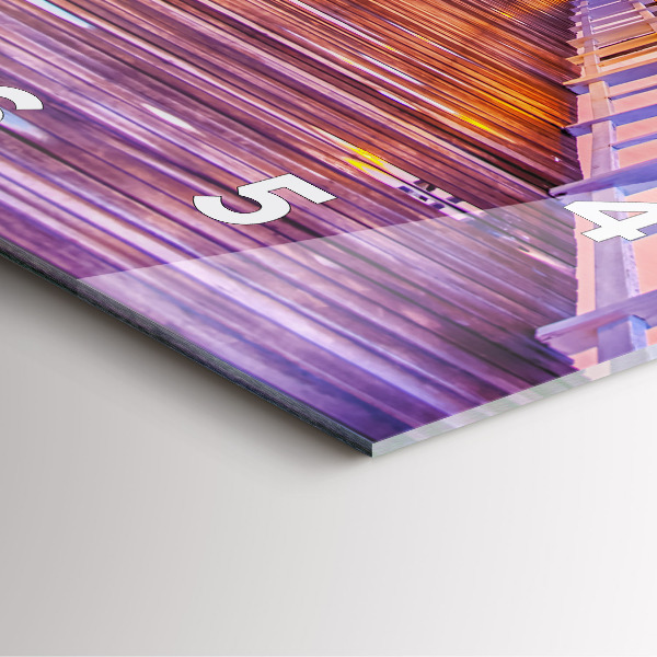 Kwadratowy zegar Most w porcie wieczorem