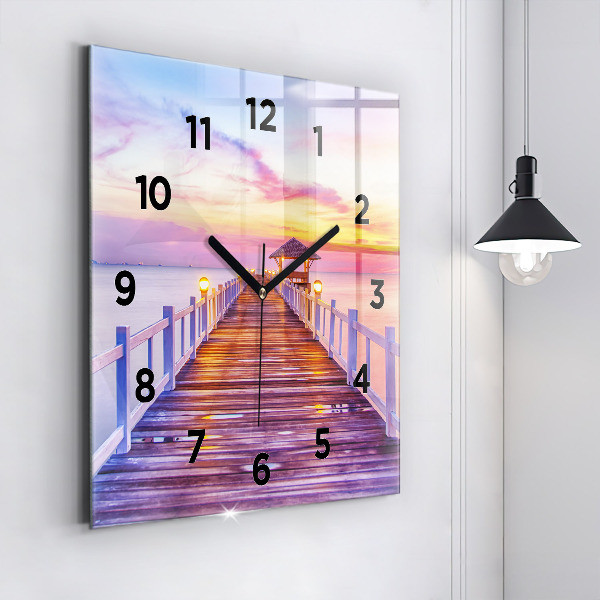 Kwadratowy zegar Most w porcie wieczorem