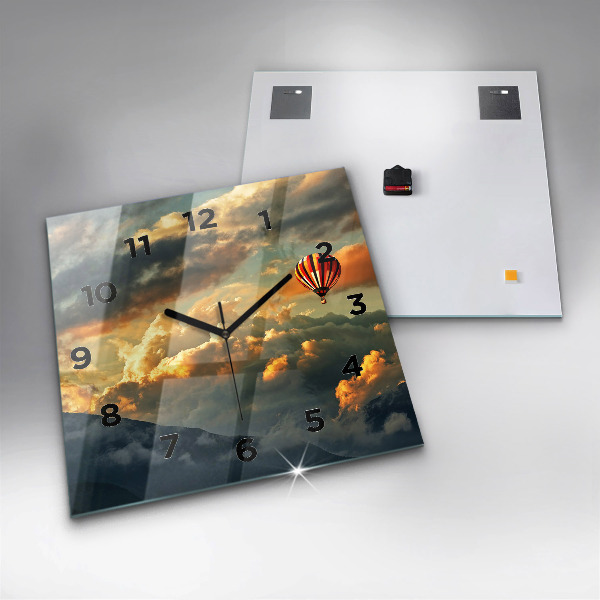 Kwadratowy zegar Lot balonem w chmurach