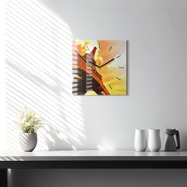 Kwadratowy zegar Wieża Eiffla w Paryżu