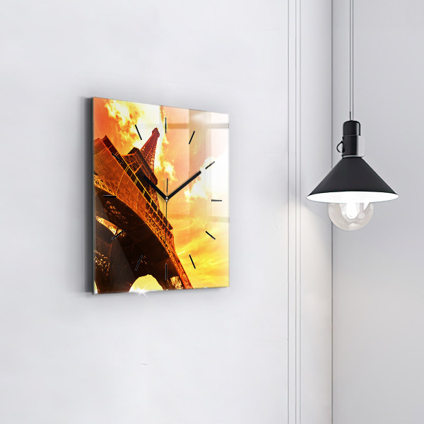 Kwadratowy zegar Wieża Eiffla w Paryżu