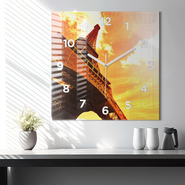 Kwadratowy zegar Wieża Eiffla w Paryżu