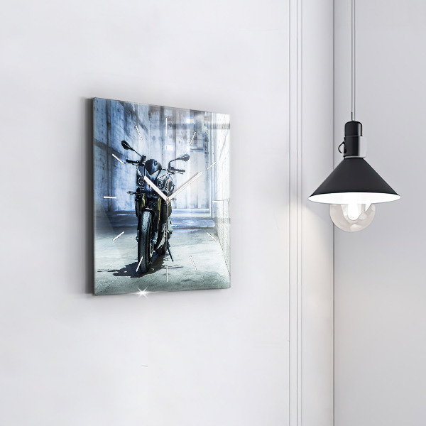 Kwadratowy zegar Motocykl w alejce