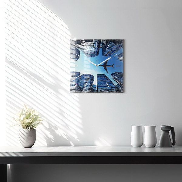 Kwadratowy zegar Samolot nad budynkami