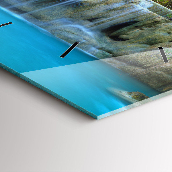 Kwadratowy zegar Wodospad w lesie