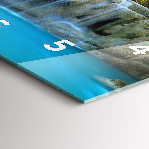 Kwadratowy zegar Wodospad w lesie