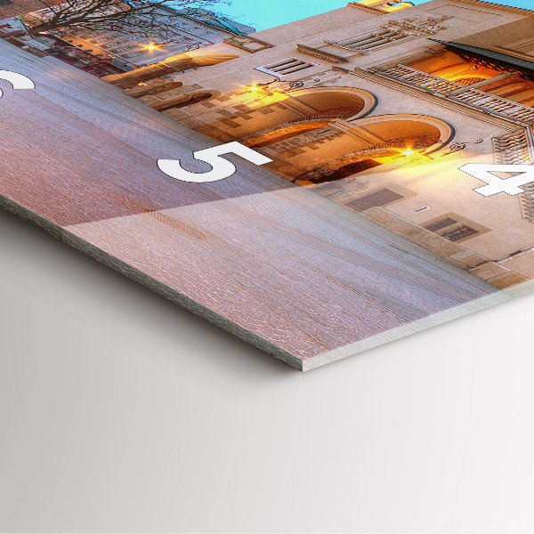 Kwadratowy zegar Rynek Główny w Krakowie