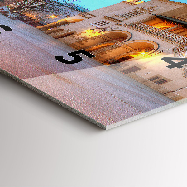 Kwadratowy zegar Rynek Główny w Krakowie