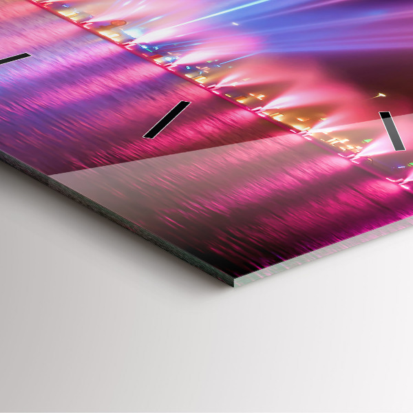 Kwadratowy zegar Wrocławska fontanna nocą