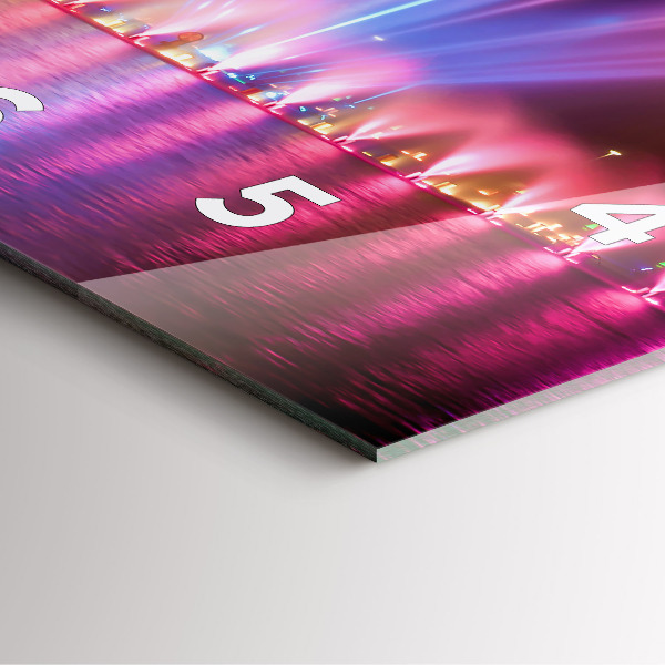 Kwadratowy zegar Wrocławska fontanna nocą