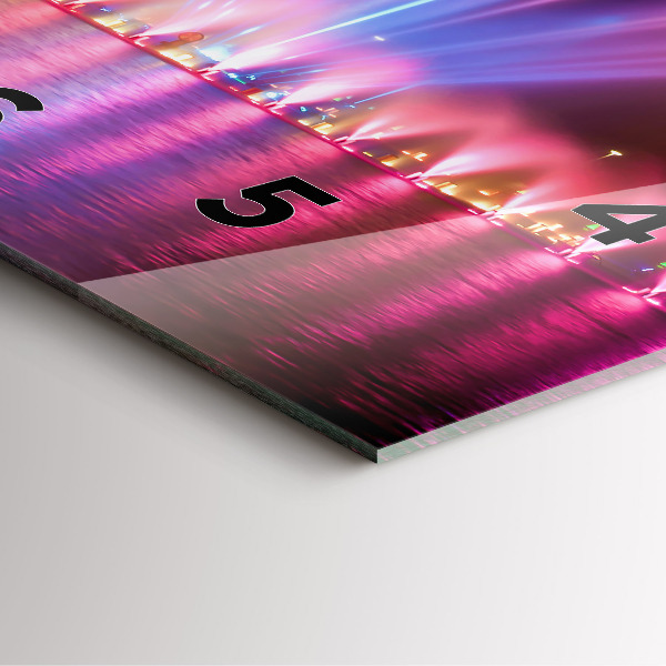 Kwadratowy zegar Wrocławska fontanna nocą