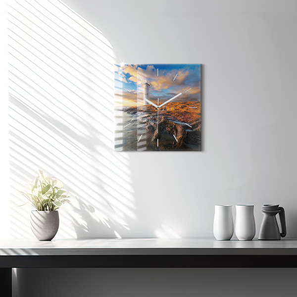 Kwadratowy zegar Latarnia i morze Bałtyckie