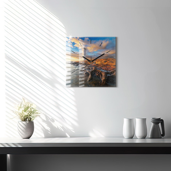 Kwadratowy zegar Latarnia i morze Bałtyckie