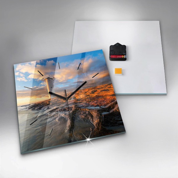 Kwadratowy zegar Latarnia i morze Bałtyckie