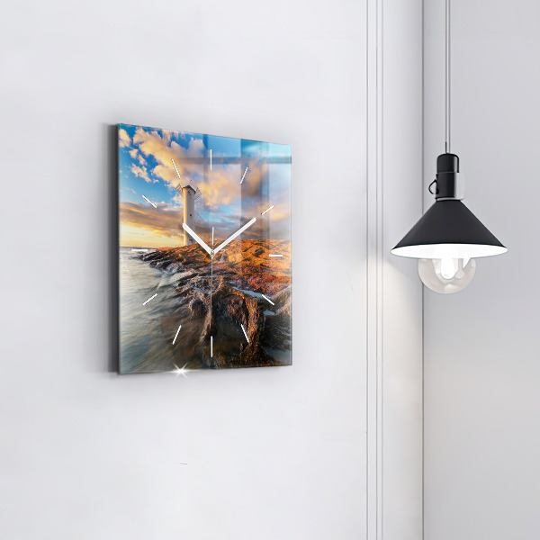 Kwadratowy zegar Latarnia i morze Bałtyckie