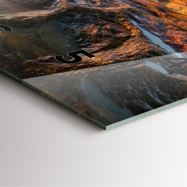 Kwadratowy zegar Latarnia i morze Bałtyckie