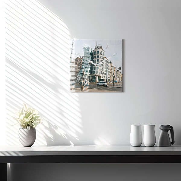 Zegar ścienny kwadratowy Tańczący dom Praga