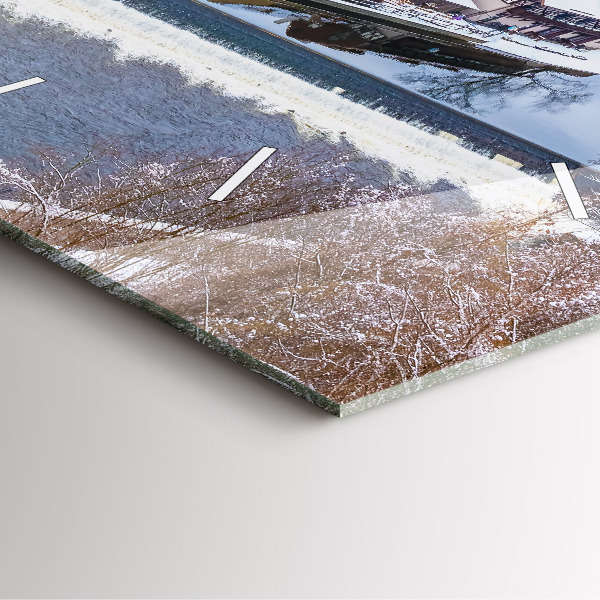 Kwadratowy zegar Panorama miasta w zimie