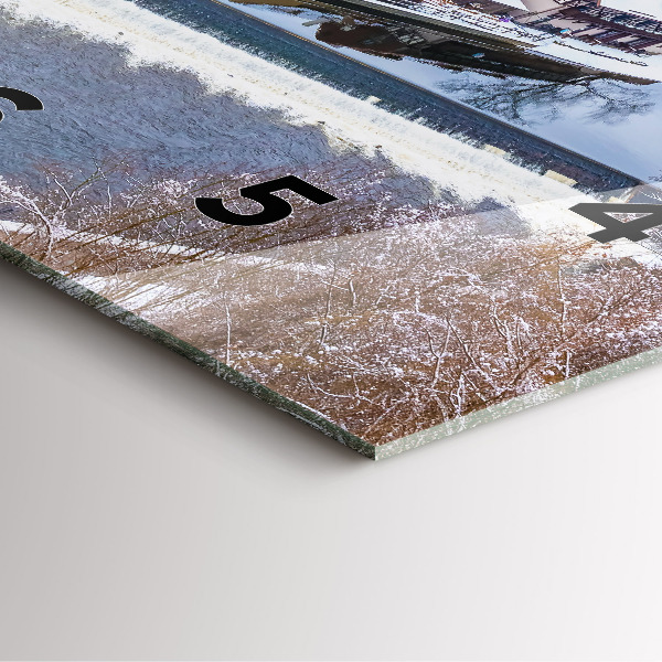 Kwadratowy zegar Panorama miasta w zimie