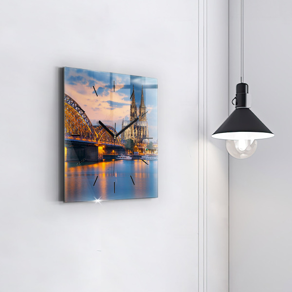 Kwadratowy zegar Widok na ratusz