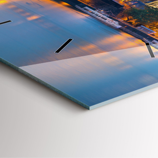 Kwadratowy zegar Widok na ratusz