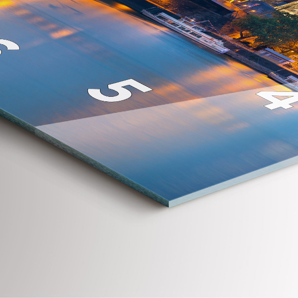 Kwadratowy zegar Widok na ratusz