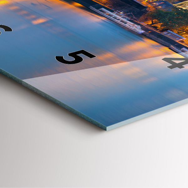 Kwadratowy zegar Widok na ratusz