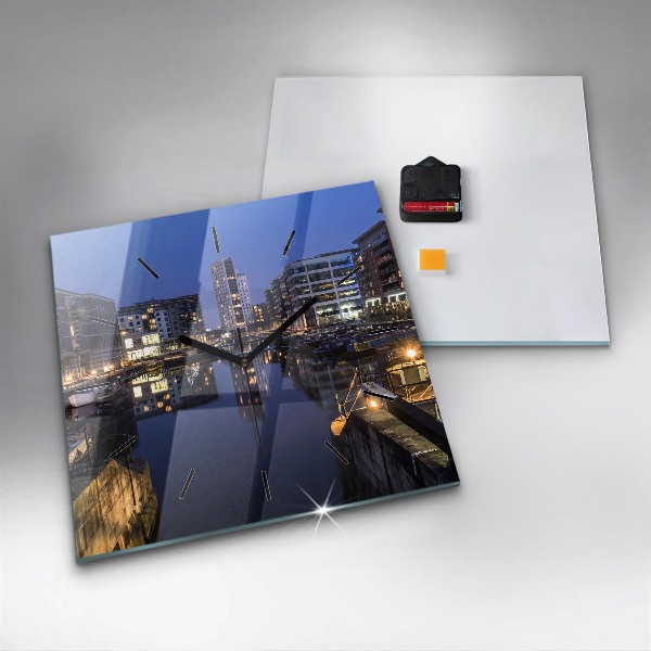 Kwadratowy zegar Miasto oświetlone nocą